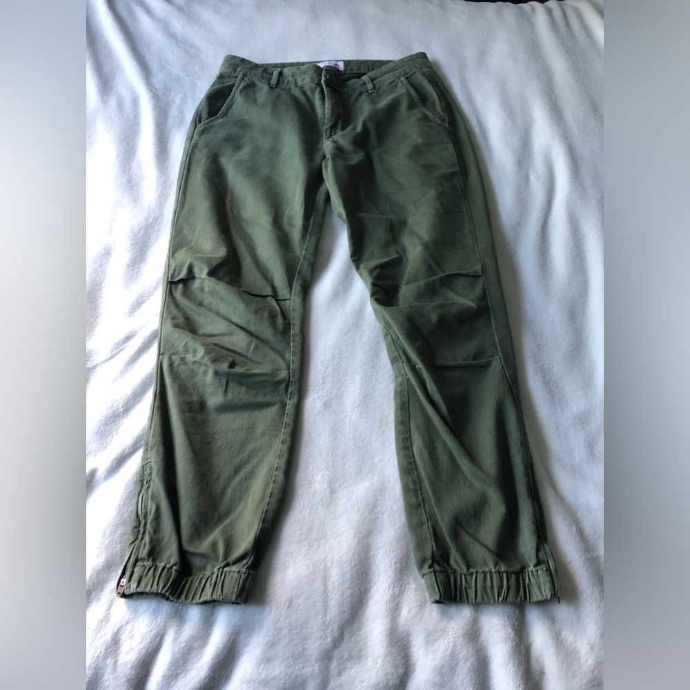 Sundry size 26 jogger pants. Cute heart detail on the back pocket.